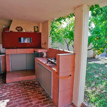 Drosia, 2 Hours From Athens, Few Seconds From The Beach *